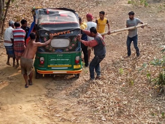 Santir Bazar: Several people were injured in an accident in an area adjacent to Kanchan Nagar Manasabari